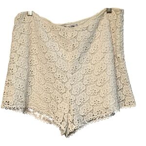 Jennifer Lopez size 14 White lined Lace Shorts high waist with side zip